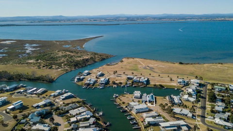 Pelican Landing - Stunning Lake King Views - Northern Rivers Accommodation 0