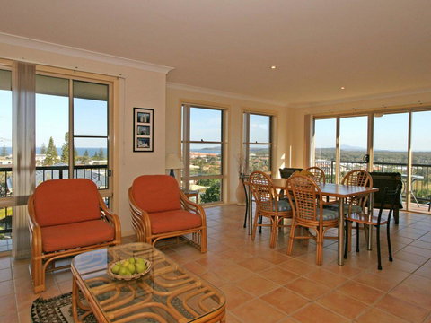 Phoenix Terrace -townhouse Yamba - Northern Rivers Accommodation 1