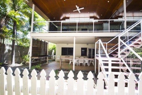 Picnic Bay Apartments Unit 1 - Northern Rivers Accommodation 3