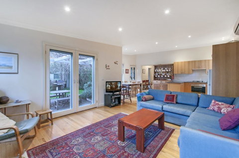 Plovers Rest - Central 3 Bedroom Cottage With Small Orchard - Northern Rivers Accommodation 0