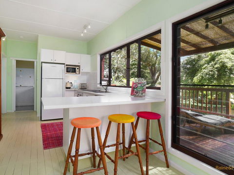 Retro Vibes - 18 Norahview Street, Bateau Bay - Northern Rivers Accommodation 1