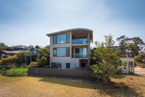 Rolling Waves 3 - Northern Rivers Accommodation 1