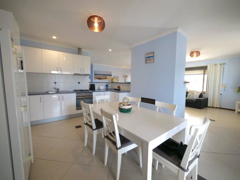 Salty Air Apartments Kingscote Kangaroo Island - Northern Rivers Accommodation 3