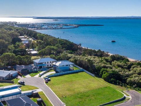 Sea Breeze Esplanade, Beachfront, Close Marina Hervey Bay - Northern Rivers Accommodation 0