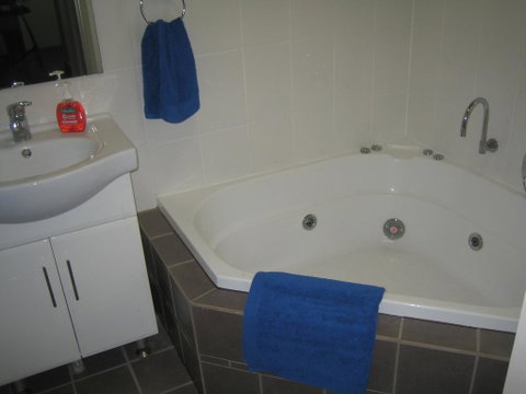 Showgrounds Cottage Naracoorte - Northern Rivers Accommodation 3