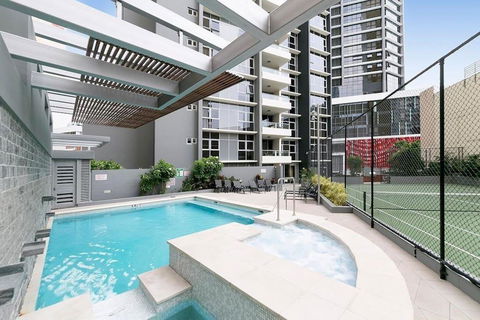 SK2 - 3BR With Pool Gym Steam Room In Story Bridge - Northern Rivers Accommodation 1