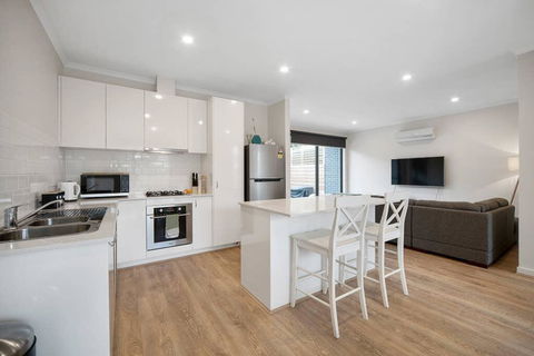 Sleek, Modern Capel Sound! - Northern Rivers Accommodation 0