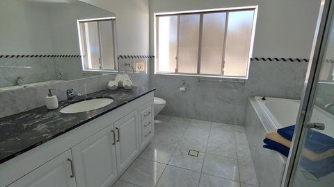 Spacious 2 Bedroom Unit, Private Bath, Kitchen, RV Parking On 5 Acres, 10 Min To Fraser Island Barge - Northern Rivers Accommodation 2