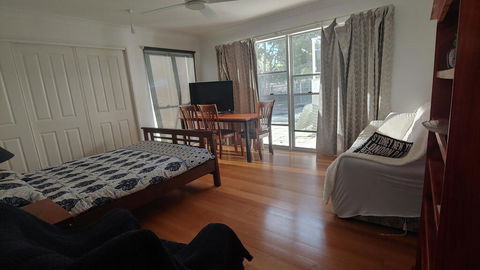 Spacious 2 Bedroom Unit, Private Bath, Kitchen, RV Parking On 5 Acres, 10 Min To Fraser Island Barge - Northern Rivers Accommodation 3