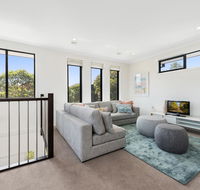 Spacious 4-Bed House with Parking and Backyard - Northern Rivers Accommodation
