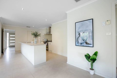 Spacious Lovely 5Beds Home@Point Cook - Northern Rivers Accommodation 3
