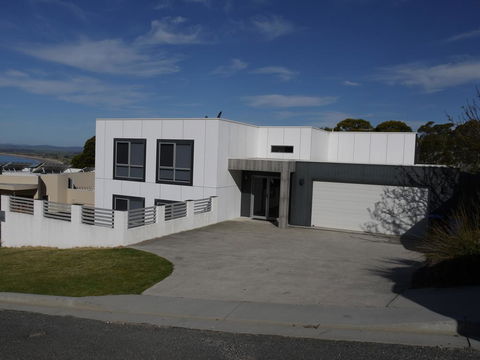 Spectacular Holiday Living - Northern Rivers Accommodation 0