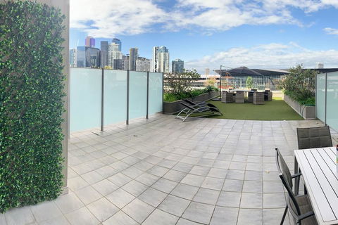 Stunning Riverside Apartment Near MCEC And Casino! - Northern Rivers Accommodation 1
