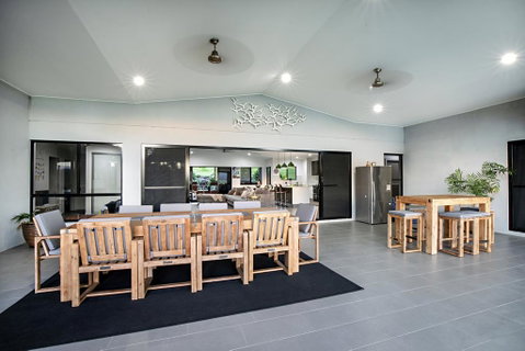 Sunset Penthouse Couples Retreat, Close To Airlie Beach, Champagne On Arrival - Northern Rivers Accommodation 2