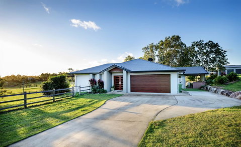 Sunset Retreat Airlie Beach Rural Getaway - Northern Rivers Accommodation 0