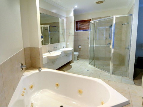 Tarcoola 41 - 5 BDRM Canal Home With Pool - Northern Rivers Accommodation 2