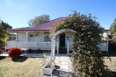 Tenterfield Historic C1895 Cottage - Northern Rivers Accommodation 1
