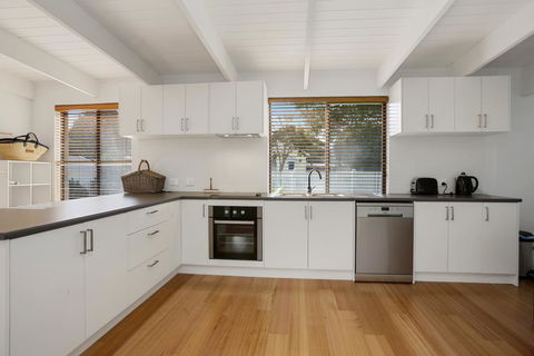 THE ASHMAN HOUSE - Modern And Close To Town - Northern Rivers Accommodation 2