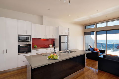 Penguin Waterfront Escape - Northern Rivers Accommodation 11