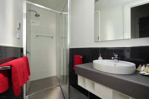Penguin Waterfront Escape - Northern Rivers Accommodation 7