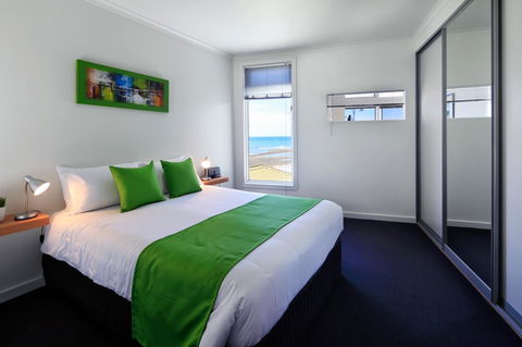 Penguin Waterfront Escape - Northern Rivers Accommodation 8