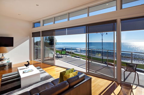 Penguin Waterfront Escape - Northern Rivers Accommodation 1