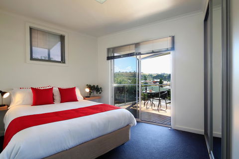 Penguin Waterfront Escape - Northern Rivers Accommodation 6