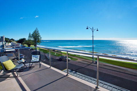 Penguin Waterfront Escape - Northern Rivers Accommodation 0