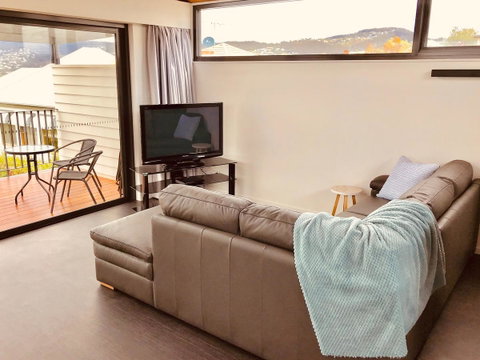 Omaroo House - Panoramic Water Views - Northern Rivers Accommodation 9