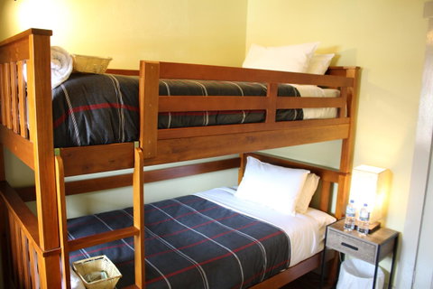 The Tasmanian Inn - Northern Rivers Accommodation 24