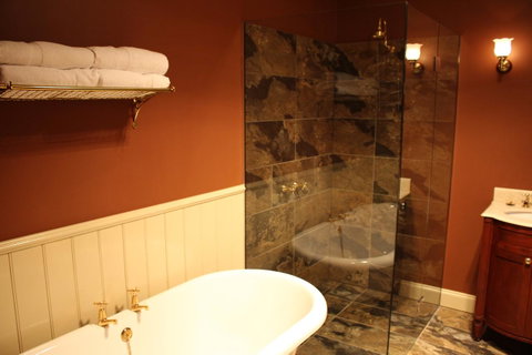 The Tasmanian Inn - Northern Rivers Accommodation 12