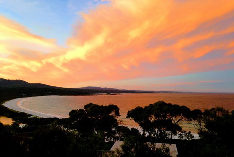 DOLPHIN LOOKOUT COTTAGE - Amazing Views Of The Bay Of Fires - Northern Rivers Accommodation 0