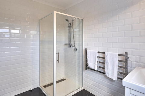 DOLPHIN LOOKOUT COTTAGE - Amazing Views Of The Bay Of Fires - Northern Rivers Accommodation 3