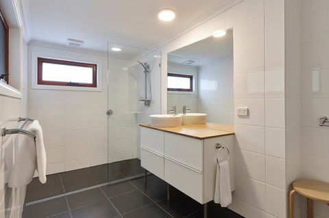 DOLPHIN LOOKOUT COTTAGE - Amazing Views Of The Bay Of Fires - Northern Rivers Accommodation 2