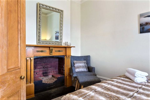 WEST NEST | Classic 3BR Hobart Terrace BEST Location, View, Close To City - Northern Rivers Accommodation 10