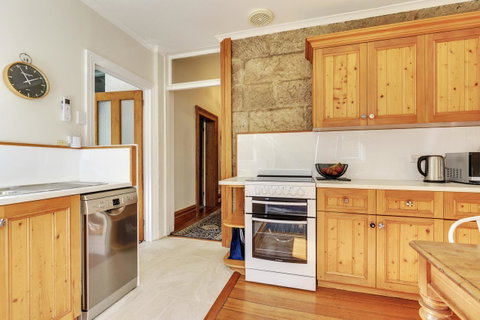 WEST NEST | Classic 3BR Hobart Terrace BEST Location, View, Close To City - Northern Rivers Accommodation 5