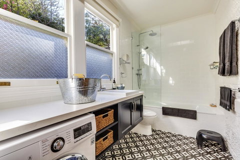 WEST NEST | Classic 3BR Hobart Terrace BEST Location, View, Close To City - Northern Rivers Accommodation 2