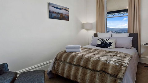WEST NEST | Classic 3BR Hobart Terrace BEST Location, View, Close To City - Northern Rivers Accommodation 9