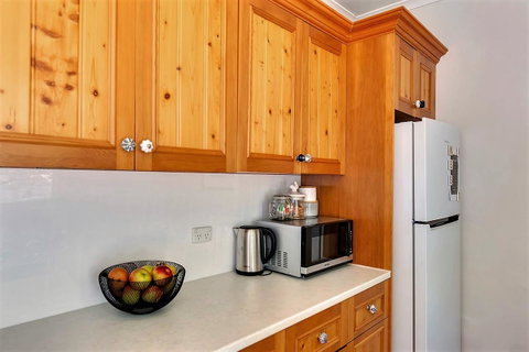 WEST NEST | Classic 3BR Hobart Terrace BEST Location, View, Close To City - Northern Rivers Accommodation 6