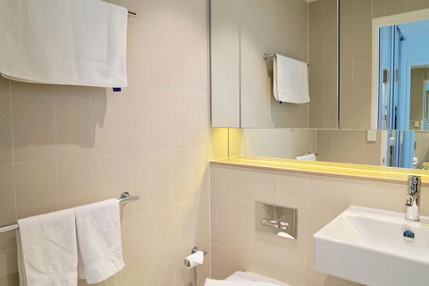 Pride Docklands Waterfront Apartment City View - Northern Rivers Accommodation 17