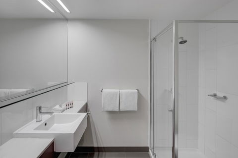 Travelodge Hotel Melbourne Docklands - Northern Rivers Accommodation 6
