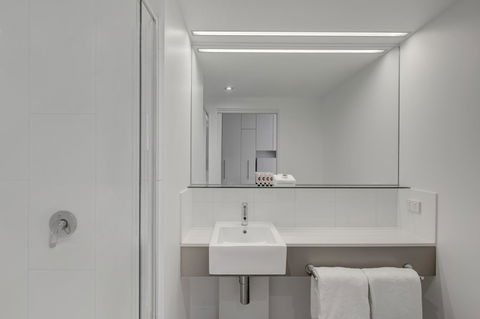Travelodge Hotel Melbourne Docklands - Northern Rivers Accommodation 8