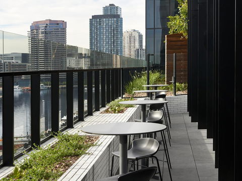 Vibe Hotel Melbourne Docklands - Northern Rivers Accommodation 21