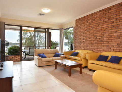 The House On The Lake @ Fishing Point, Lake Macquarie - Honestly Put The Line In And Catch Fish - Northern Rivers Accommodation 3