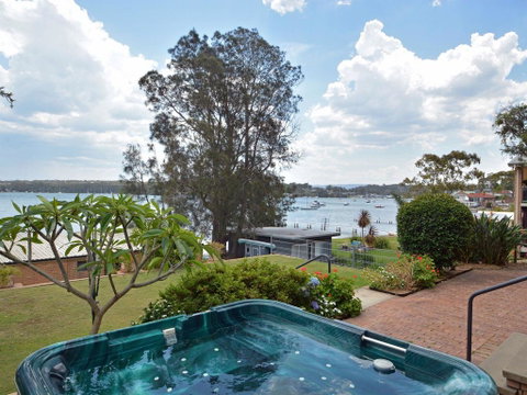 The House On The Lake @ Fishing Point, Lake Macquarie - Honestly Put The Line In And Catch Fish - Northern Rivers Accommodation 1