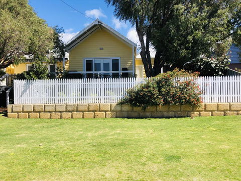 The Light And Bright Yellow Beach House - Northern Rivers Accommodation 2