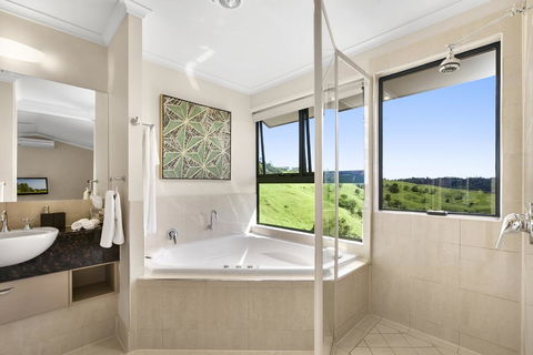 Top Of The Hill - Northern Rivers Accommodation 2
