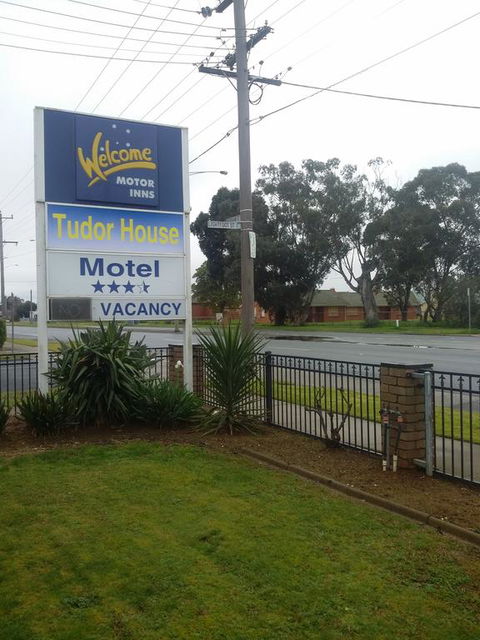 Tudor House Motel - Northern Rivers Accommodation 3