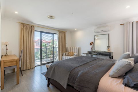 ULTRA SPACIOUS STYLISH HOME IN PRESTONS - SYDNEY - Northern Rivers Accommodation 2