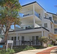 Unit 2 Beach Gallery 9 Andrew Street Point Arkwright 500 BOND LINEN SUPPLIED - Northern Rivers Accommodation